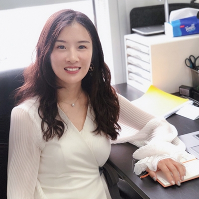 Empleado del Grupo NORMA en oficina en Asia